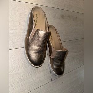 Vionic Dakota sneaker slip on- metallic